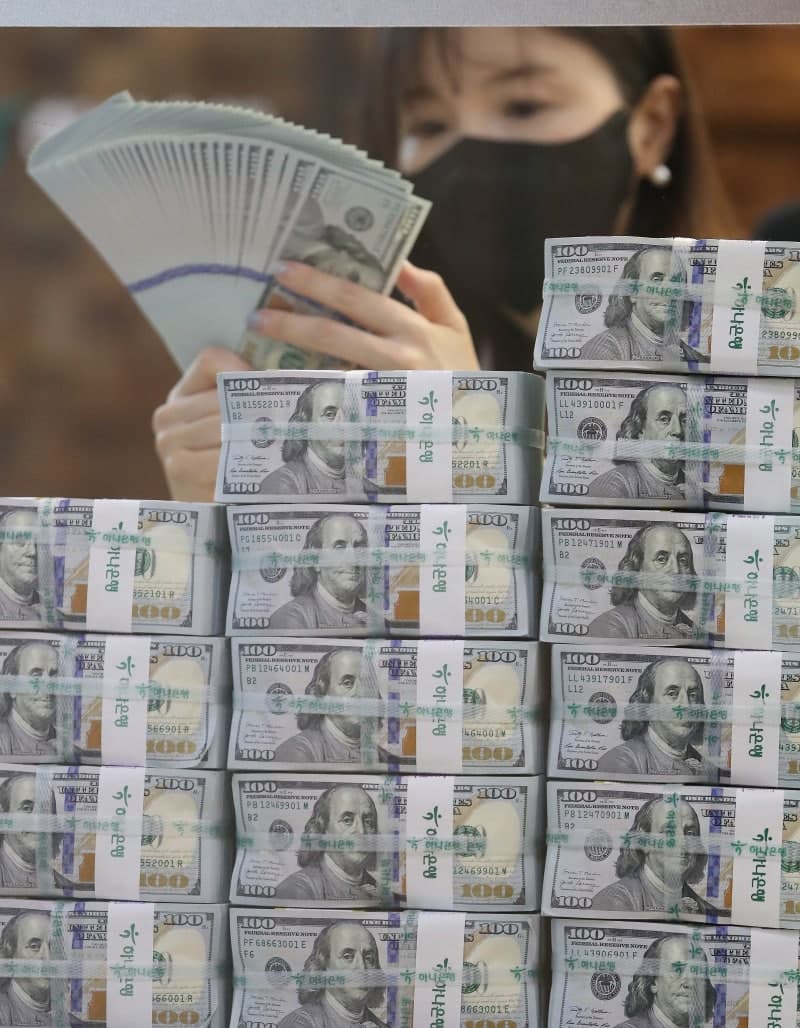 수출업체 네고 물량에 환율 1384.8원 마감…외국인 매도세는 여전