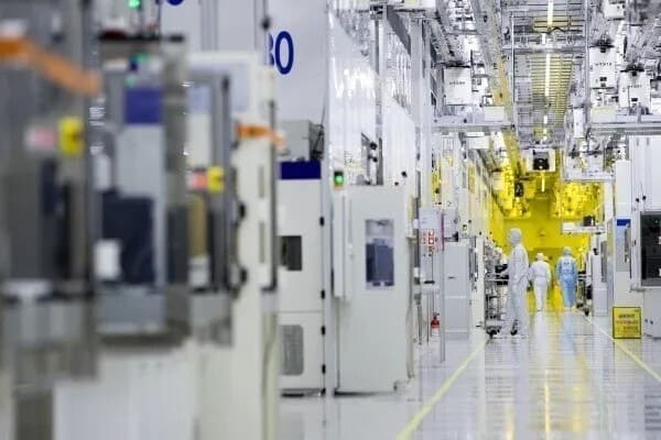 한국은행, 올해 경제성장률 3.3%로 상향…내년 전망치도 2.9%로 올려