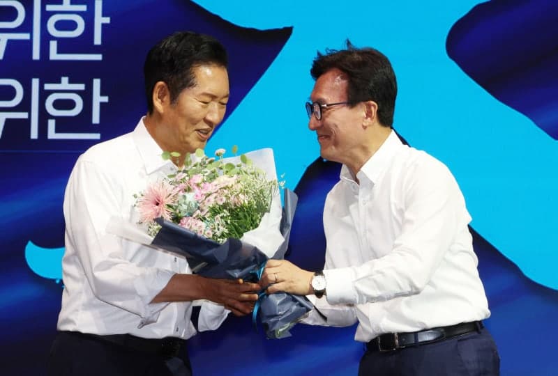 김민석 더불어민주당 대표, 정청래 전 대표에 감사패 수여하며 화합 행보