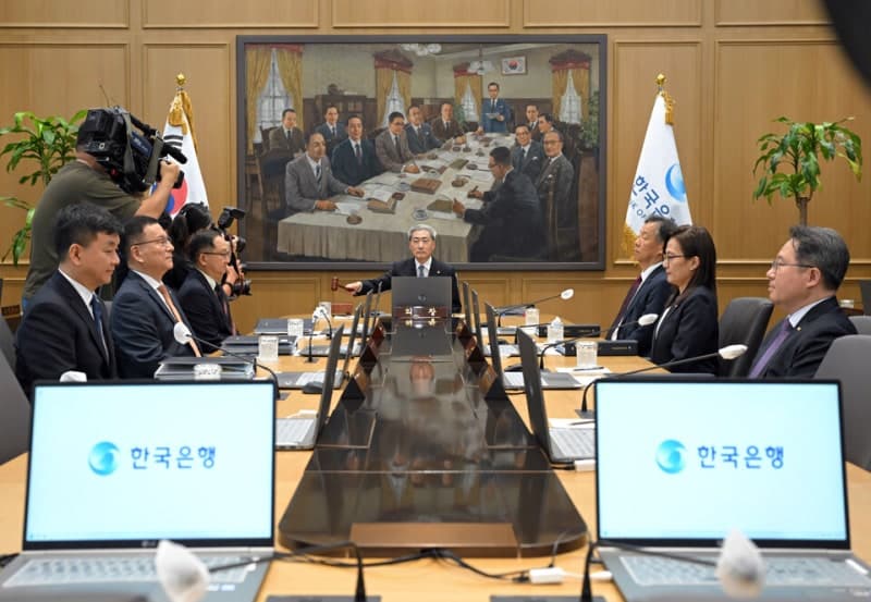 한은, 물가·성장·가계빚에 기준금리 3% 연속 인상