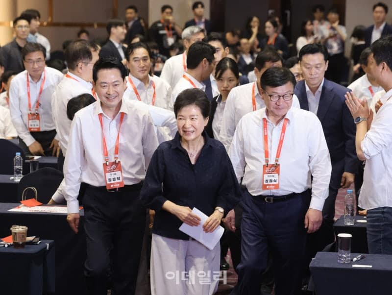 박근혜 14년 만의 당 행사 참석, 보수 위기감에 구심점 역할 나선다