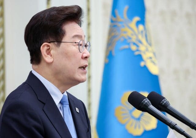이재명 대통령 지지율 최저, 부정평가 첫 과반