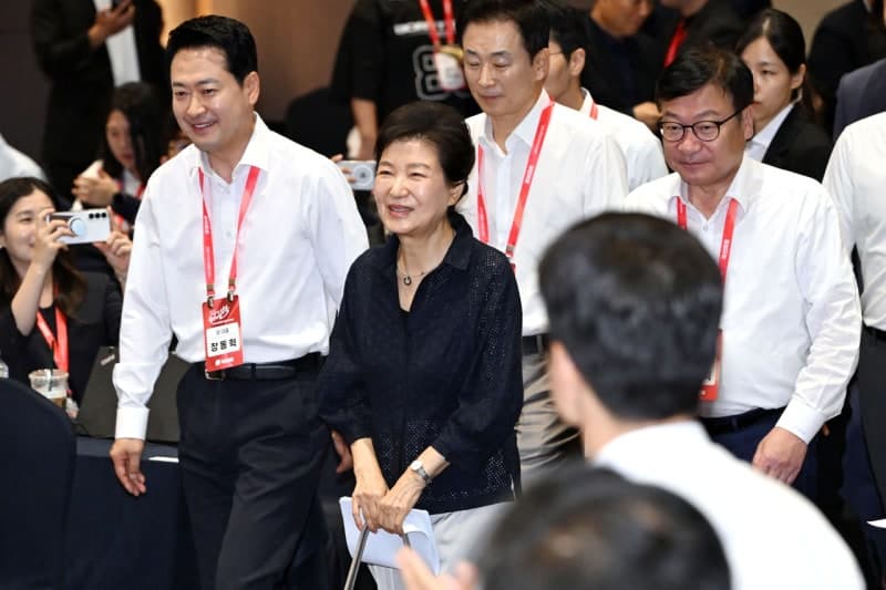 박근혜 전 대통령, 국민의힘 투톱 갈등에 "부모도 의견 대립, 집 잘되잔 뜻"