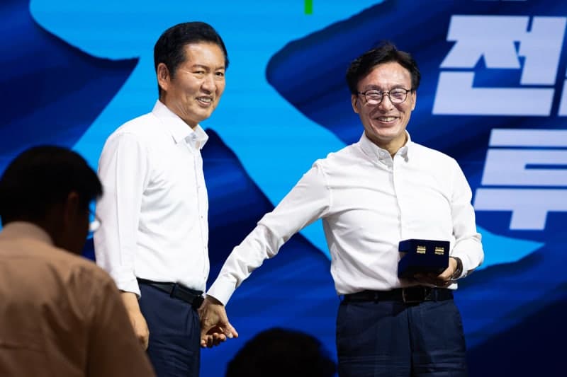 박근혜 14년 만의 연찬회 참석과 민주당 내 ‘석청 갈등’ 재점화