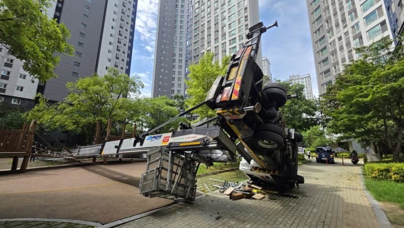 등굣길 덮친 이삿짐 사다리차…지지대 미설치로 7세 초등생 끝내 숨져