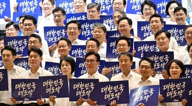 민주당, 지지율 위기 속 '중도 확장' 노선 갈등…정기국회 앞두고 입법 전쟁 예고
