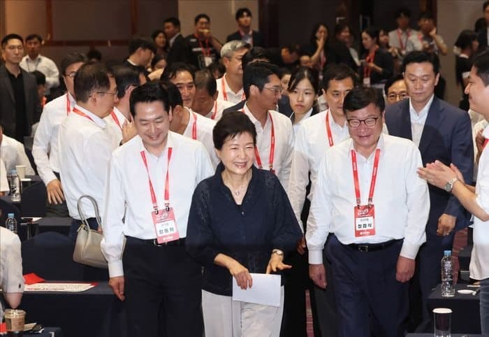 정점식, 朴 연찬회 참석 비판에 '부러우면 지는 것'…31일 MB 예방