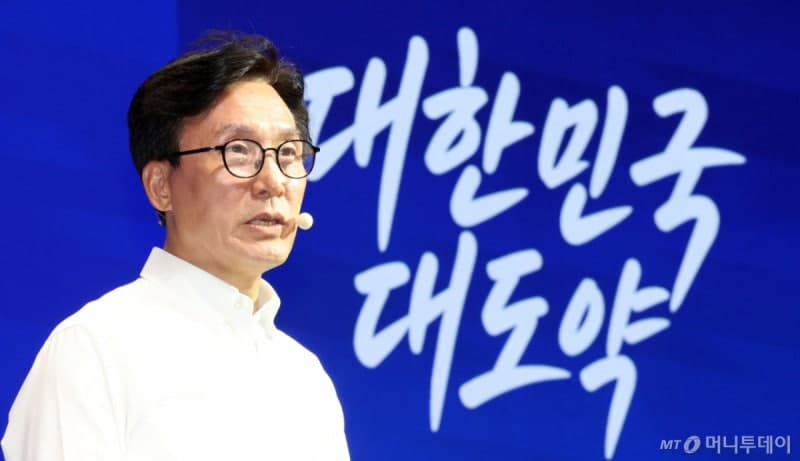 김민석 "공개 노선 논쟁은 민주당의 역사" vs 정청래 "무례한 마이크 독재"
