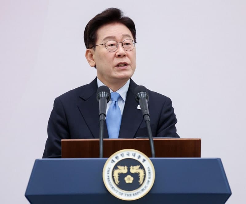 이재명 대통령 지지율 42% 최저, 부정평가 첫 과반