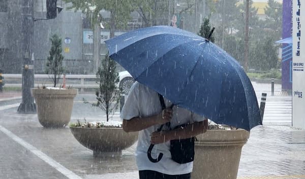 8월 마지막 주말 전국 강한 비…폭염특보 해제 속 남부 무더위 지속