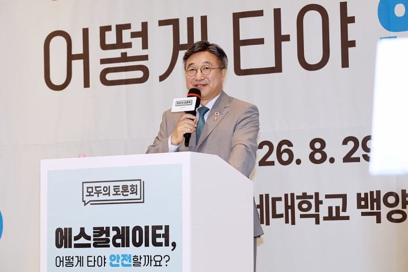 에스컬레이터 '한 줄 vs 두 줄' 서기, 국민 여론 팽팽하게 갈렸다