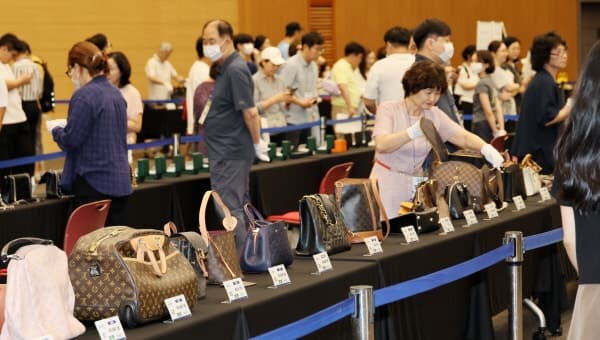 상처 난 C급 샤넬백도 1101만원…압류품 경매서도 ‘샤테크’ 열풍