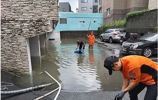 울산 동구 시간당 81.5mm 물폭탄…주택 침수 등 피해 잇따라