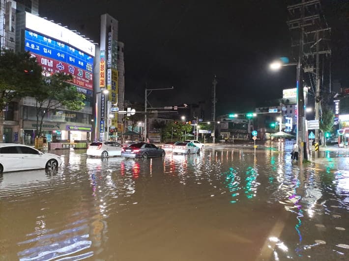 밤사이 전북 강타한 세찬 비…주택·상가 침수 피해 속출