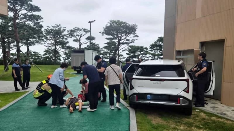 강원 고성 호텔서 승용차 보행자 덮치고 벽 충돌…5명 중경상