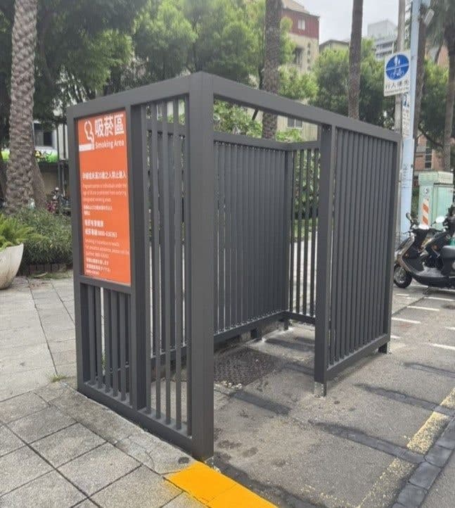 대만 도심 한복판 '철창 흡연구역' 조롱 끝에 결국 철거