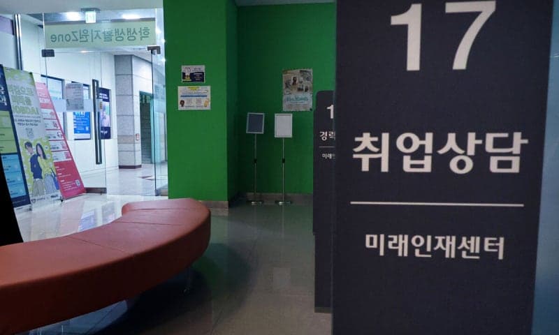 2030 신규 일자리 역대 최소… 고용 한파에 월급까지 줄었다
