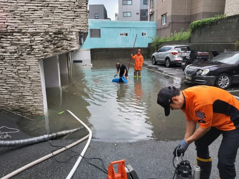 남부 강타한 '극한 호우' 북상…충청·경기남부 최대 250mm 물폭탄