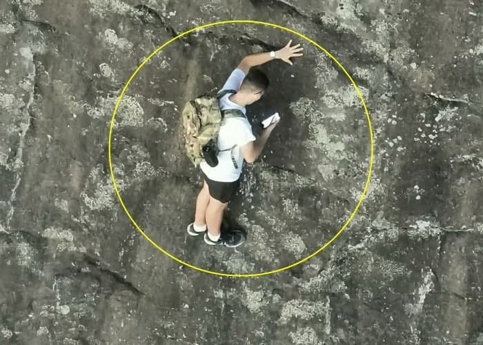 반바지 차림으로 암벽 오르던 남성, 80m 절벽 고립됐다가 무사 구조