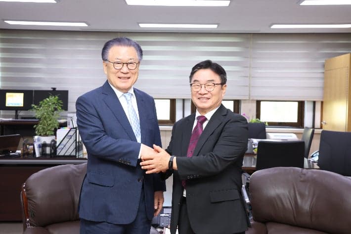 권순기 현 교육감과 고영진 전 교육감, 경남 미래 교육 위해 머리 맞대