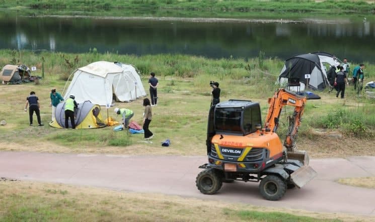 10년 묵은 체증 싹…충주시, '알박기 텐트' 굴착기 동원해 강제 철거