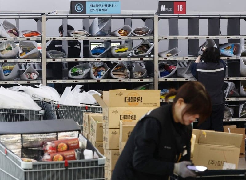 대형마트 새벽배송 규제 완화 논의, 소상공인 '5000억 지원' 조건부 수용