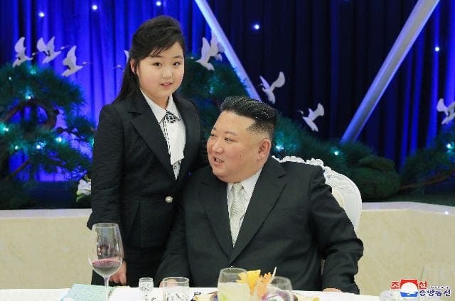 국정원 "北 김주애, 사실상 후계자 내정 단계…지도자 각인 목적"