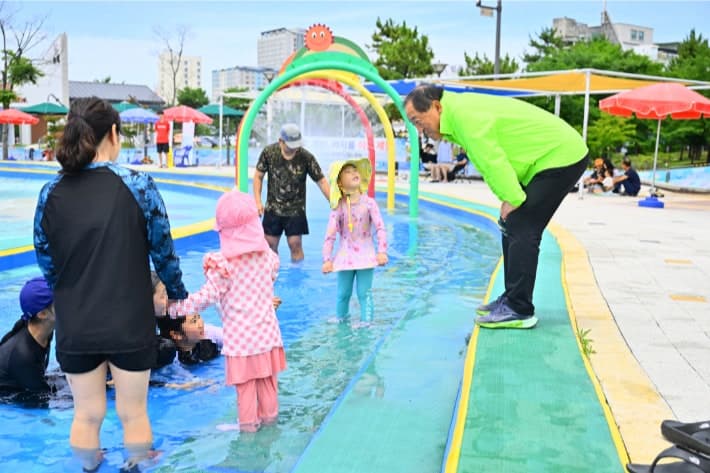 속초 청초호유원지 물놀이터 9천여 명 방문…무사고로 여름 시즌 마감