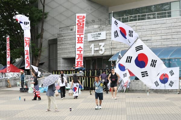 잠실 개표소 시위서 경찰 조롱한 20대 3명, 검찰 징역 1년 구형