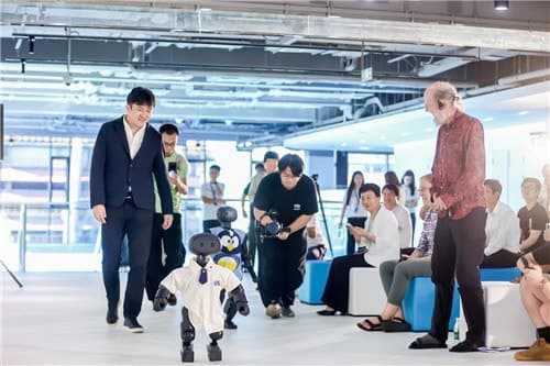 베이징에 문 연 '로봇 유치원'…휴머노이드 스스로 시행착오 거치며 학습
