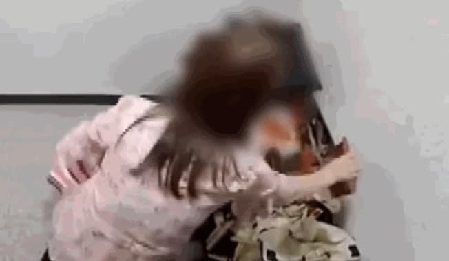 "개 짖는 소리 시끄럽다"며 이웃집 문 앞에 '고춧가루·식용유 테러'