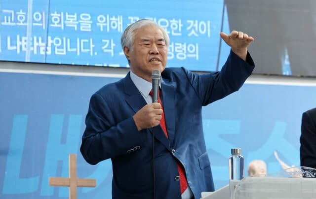 경찰, '102억 불법 정치자금 의혹' 전광훈 목사 피의자 소환 조사