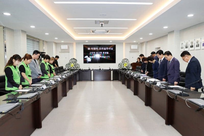 충북교육청, 전국 최초로 순직 조리실무사 유족에 특별위로금 전달