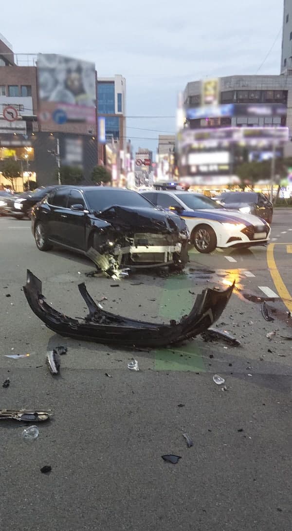 부산 부평교차로에서 화물차와 승용차 충돌해 3명 부상