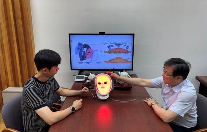 얼굴 밀착형 면발광 LED 마스크, 피부 탄력 4배 개선 효과 확인