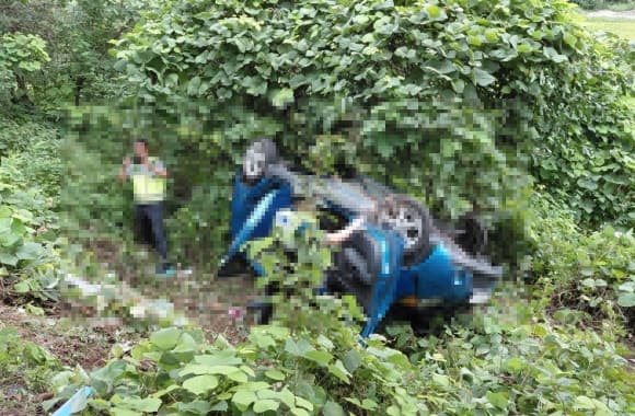 경남 의령서 모닝 차량 전신주 충돌 후 추락…70대 부부 사망