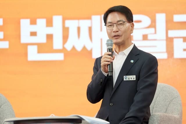 7천만원 수수 및 사업 특혜 의혹 심덕섭 고창군수 경찰 소환 조사