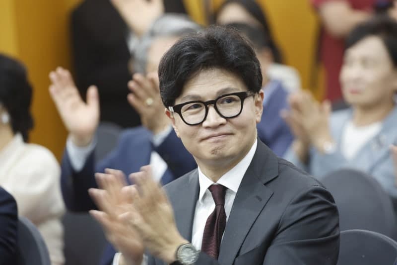 장동혁 '복당 불가' 선언에 한동훈 '민주당 전략자산' 맞불