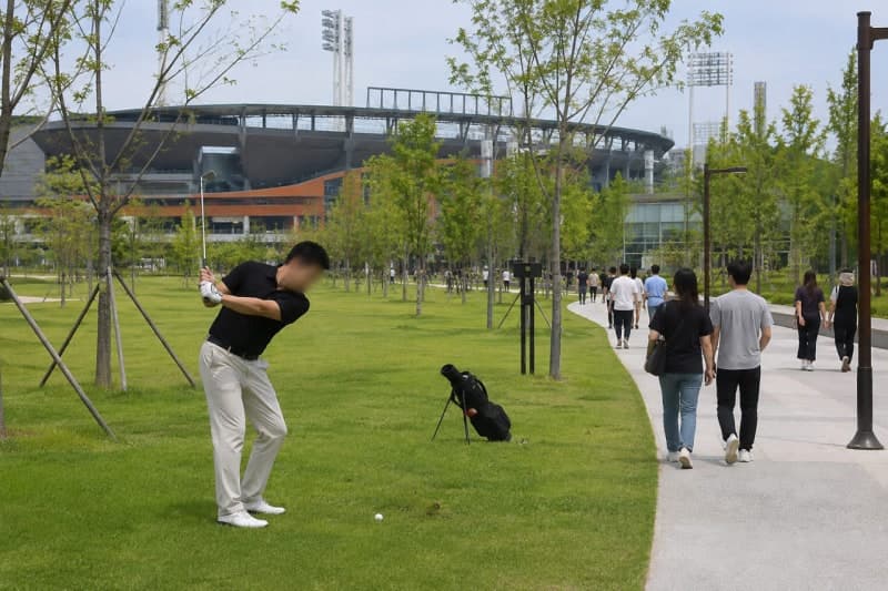 대전 한화생명 볼파크 인근 공원서 '민폐 골프'…처벌 근거는 미비