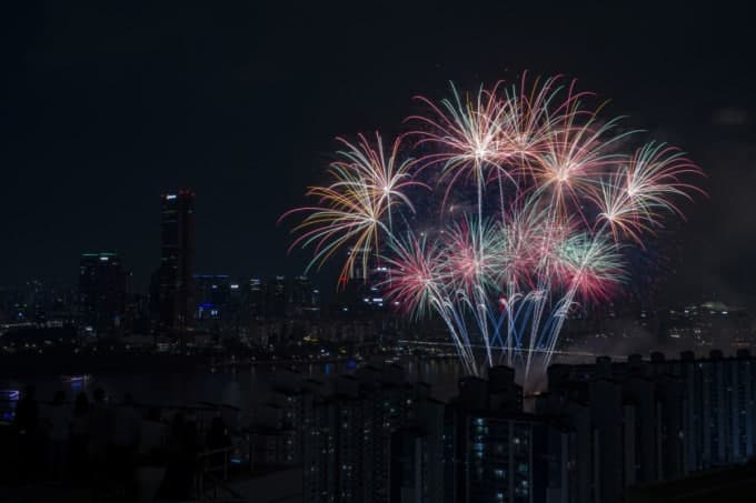11만원 티켓이 50만원…서울세계불꽃축제 암표 기승, 법적 규제는 사각지대