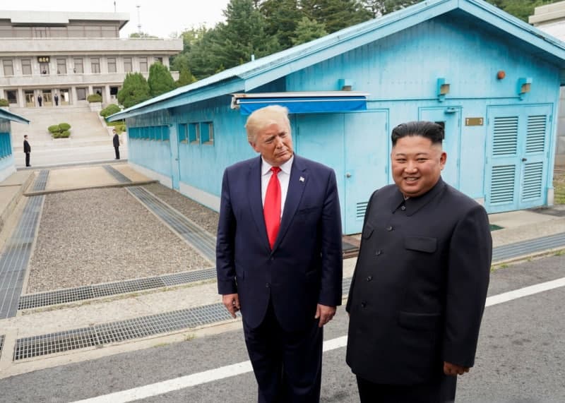 백악관 “김정은과 전제조건 없는 대화 열려 있다”