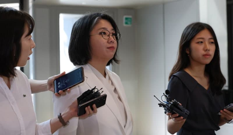 용혜인 성평등가족부 장관 후보자, 겸직 논란 등 각종 의혹에 '묵묵부답'
