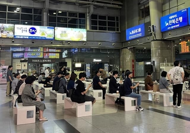 코레일, 폐플라스틱 재활용한 업사이클링 벤치 용산역 설치