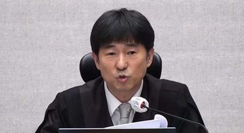 공수처, '룸살롱 409만원 접대 의혹' 지귀연 부장판사 청탁금지법 위반 기소