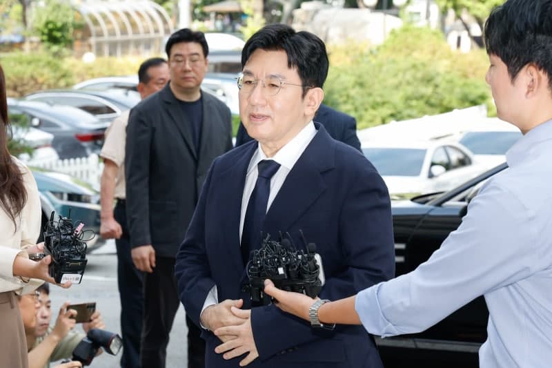 방시혁 하이브 의장, 상장 정보 숨기고 2631억 부당이득 챙겨 검찰 송치