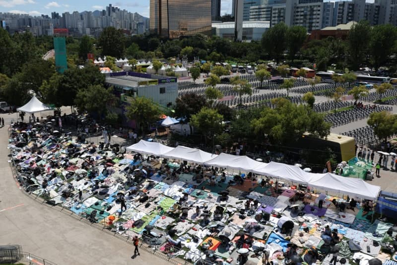 “불꽃 명당 잡자” 53만 인파 몰리는 서울세계불꽃축제, 여의도 일대 북적
