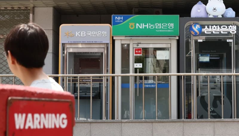 증시 활황 속 5060 '빚투' 여파…보험대출·카드론 잔액 급증