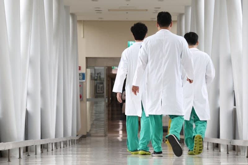의대 증원 반발 사직 전공의들 ‘입영 대기’ 소송…법원 “행정처분 아냐”