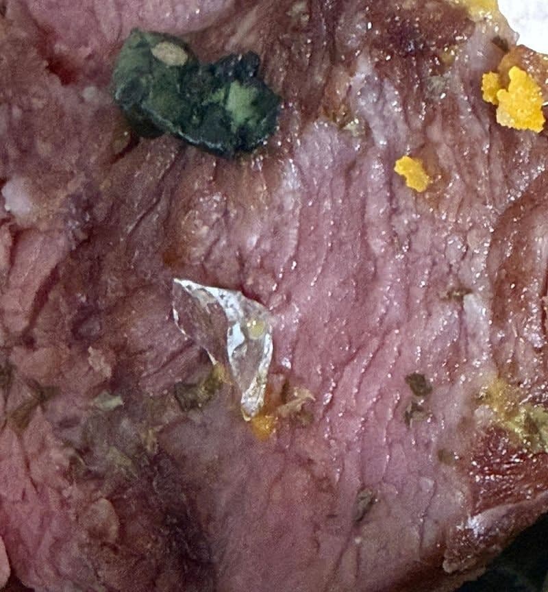 샐러드서 1cm 유리 조각 발견…사과 없는 업체 대응에 소비자 분통