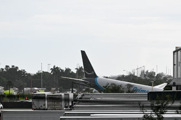 미국 아마존 화물기, 마이애미 공항 착륙 중 활주로 이탈해 트럭과 충돌